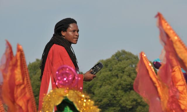 Bunte Parade zur Eröffnung des Maschseefestes