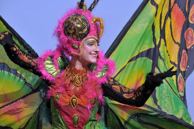 Bunte Parade zur Eröffnung des Maschseefestes