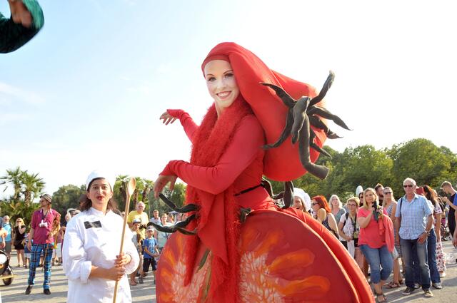 Bunte Parade zur Eröffnung des Maschseefestes