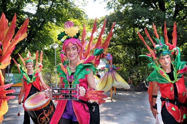 Bunte Parade zur Eröffnung des Maschseefestes