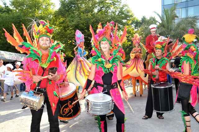 Bunte Parade zur Eröffnung des Maschseefestes