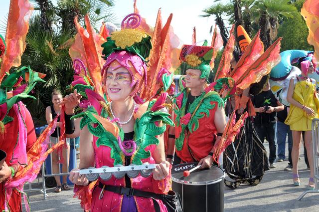Bunte Parade zur Eröffnung des Maschseefestes
