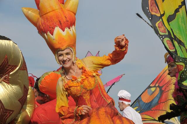 Bunte Parade zur Eröffnung des Maschseefestes