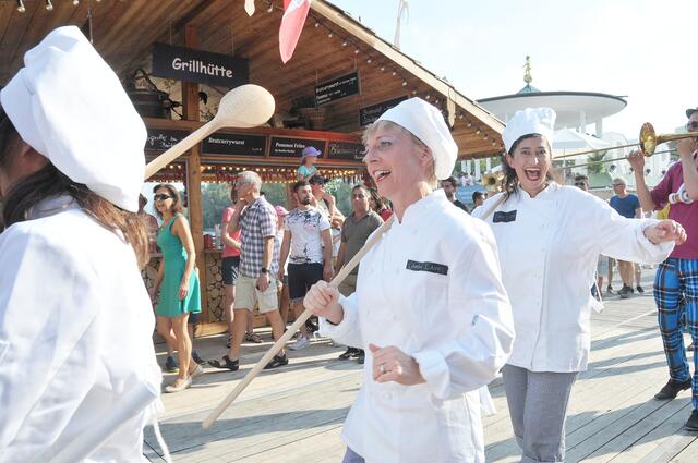 Bunte Parade zur Eröffnung des Maschseefestes