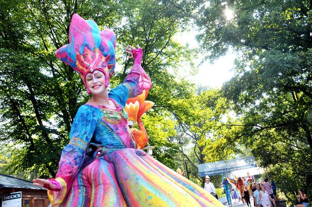 Bunte Parade zur Eröffnung des Maschseefestes