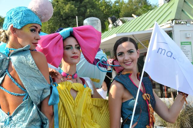 Bunte Parade zur Eröffnung des Maschseefestes