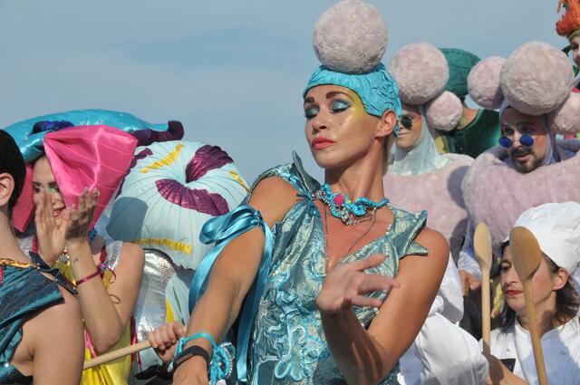 Bunte Parade zur Eröffnung des Maschseefestes