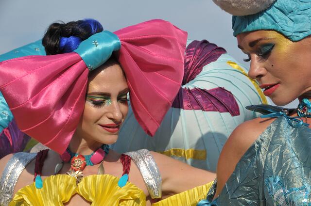Bunte Parade zur Eröffnung des Maschseefestes