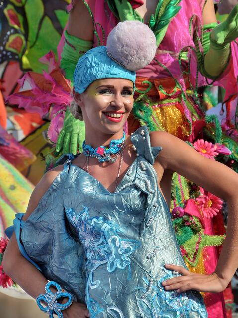 Bunte Parade zur Eröffnung des Maschseefestes