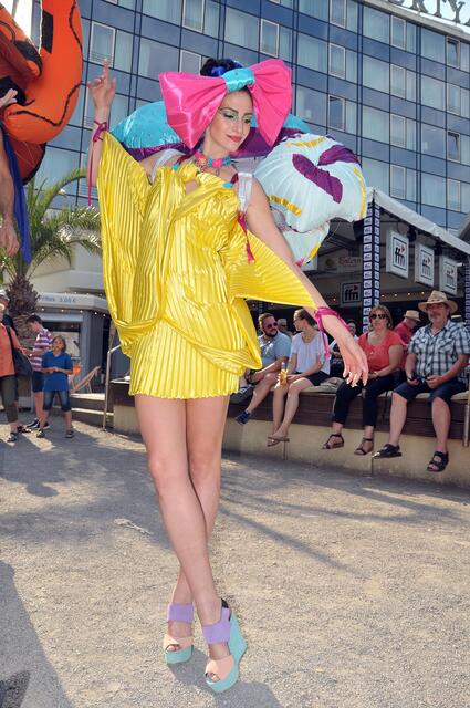Bunte Parade zur Eröffnung des Maschseefestes