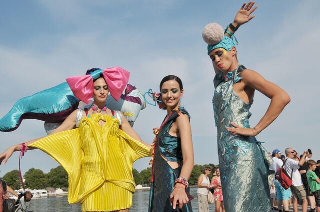Bunte Parade zur Eröffnung des Maschseefestes