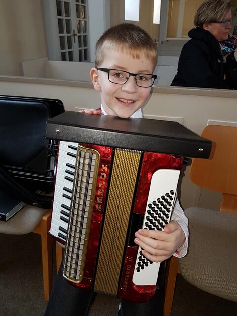 ... nun ist der (kleine) Nick vom ersten Bild seit 5 Jahren dabei und spielt bereits im Jugendorchester mit viel Freude an der Musik mit.