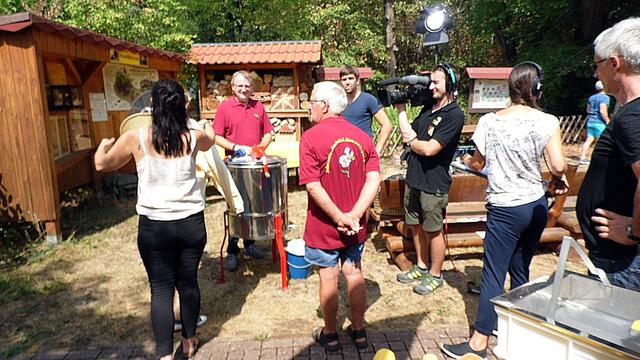 Der Nebraer "Bienenlehrgarten" live im MDR,heute von 14-17:00 Uhr !