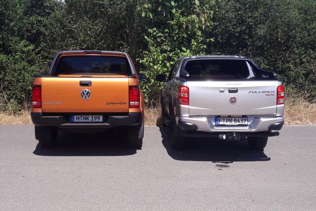 Das Amarok-Heck (l.) ist eine Spur sachlicher ausgefallen als das des Fullback. | Foto: © Bianca Burger / mid /trdmobil