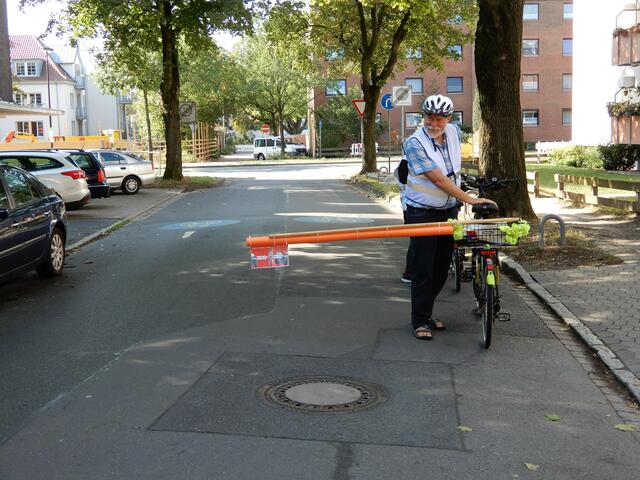Nicht zu glauben: DAS sind exakt nur 1.500 mm = 1,5 Meter Mindest(!)-Abstand. Und: Es ist keine einzelne Stange. WICHTIG! Hinweise im Beitrag beachten: https://www.myheimat.de/langenhagen/blaulicht/15-meter-mindest-abstand-zu-radfahrenden-adfc-aktion-in-langenhagen-zum-schuljahres-anfang-d2915008.html - Oft ist der vorgegebene Abstand 2 Meter: IMMER bei Kindern, erkennbar Unsicheren/Älteren, IMMER bei Lkw, IMMER bei Tempo größer 50 km/h, ... Und: Das Bild ist gestellt, nur zu Demonstationszwecken.