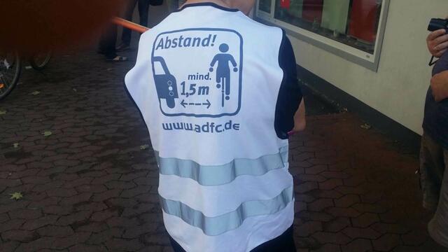 400 solche Westen wurden vom ADFC in der Region Hannover beschafft. Wer eine haben möchte, kann sich per Email unter Langenhagen@ADFC-Hannover.de melden. Abgabe solange Westen vorhanden, Spenden sind willkommen. Bilder: Copyright ©  https://www.ADFC-Langenhagen.de