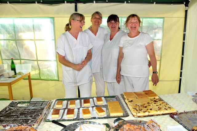 Das Kuchenbüfett war dicht umlagert.