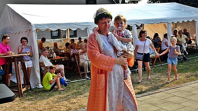 Eine bemerkenswerte "DDR-Modenschau" zum Dorffest in Weißenschirmbach am 4.8.2018 !