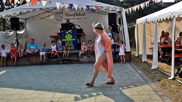 Eine bemerkenswerte "DDR-Modenschau" zum Dorffest in Weißenschirmbach am 4.8.2018 !