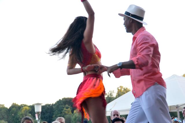 Show der Dance Academy Salsa del Alma auf der Bühne am Nordufer