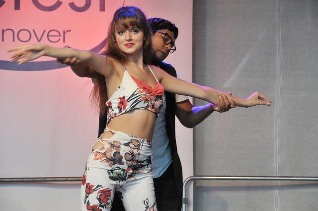 Show der Dance Academy Salsa del Alma auf der Bühne am Nordufer