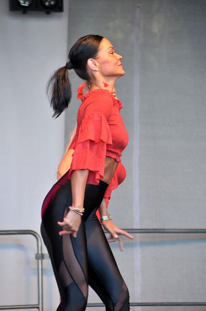 Show der Dance Academy Salsa del Alma auf der Bühne am Nordufer
