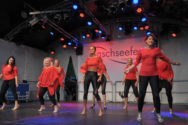 Show der Dance Academy Salsa del Alma auf der Bühne am Nordufer