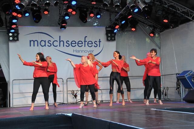 Show der Dance Academy Salsa del Alma auf der Bühne am Nordufer