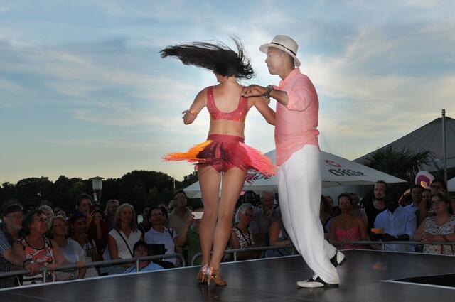 Show der Dance Academy Salsa del Alma auf der Bühne am Nordufer