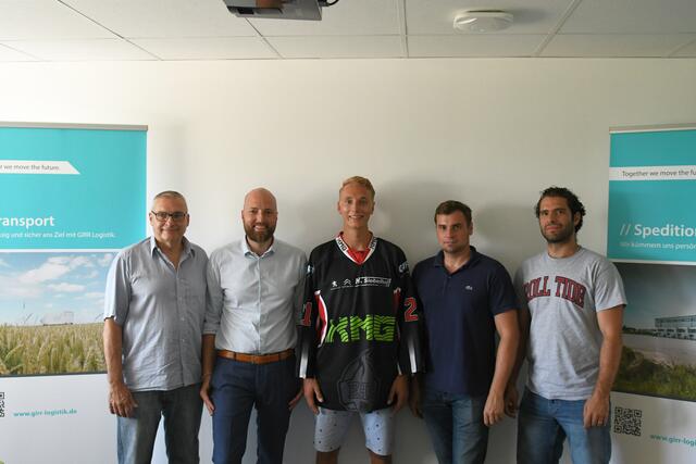 Ralf Rinke wurde bei seinem neuen Arbeitgeber, der Spedition Girr, vorgestellt. (im Bild v.l.n.r.: 1. Vorstand Willi Bertele, Oliver Girr, Ralf Rinke, 2. Vorstand Tim Bertele, Coach Fabio Carciola
