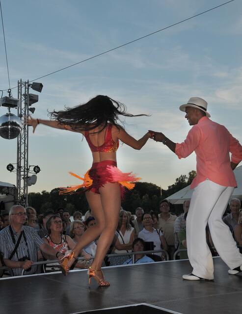 Show der Dance Academy Salsa del Alma auf der Bühne am Nordufer
