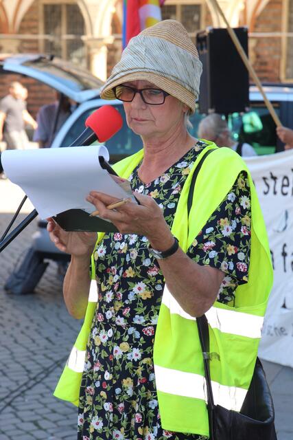 Die Moderatorin der Mahnwache Eva Böller, Sprecherin des Bremer Friedensforums, eröffnete die Veranstaltung.