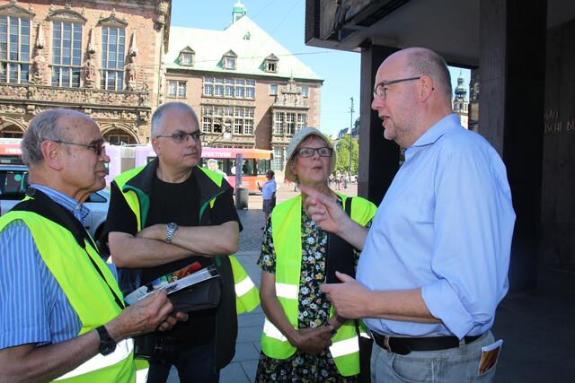 Abschlussbesprechung nach der Mahnwache: Renke Brahms mit Eva Böller, Ekkehard Lentz und Hartmut Drewes (von rechts)