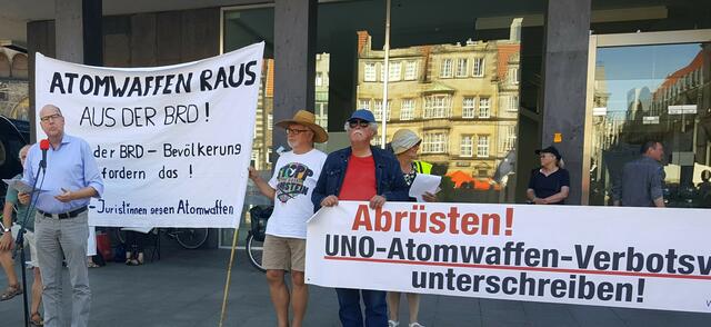 Die Hiroshima-Mahnwache in Bremen forderte die Bundesregierung auf: "Treten Sie dem UN-Vertrag für ein Verbot von Atomwaffen bei."