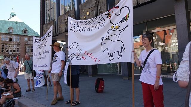 Auch die Bremer Stadtmusikanten fordern hier auf einem Transparent: Atomwaffen abschaffen!