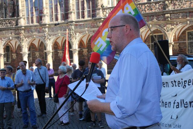 Der Friedensbeauftragte der Evangelischen Kirche in Deutschland, Pastor Renke Brahms, sprach bei der Anti-Atomwaffen-Kundgebung in Bremen.