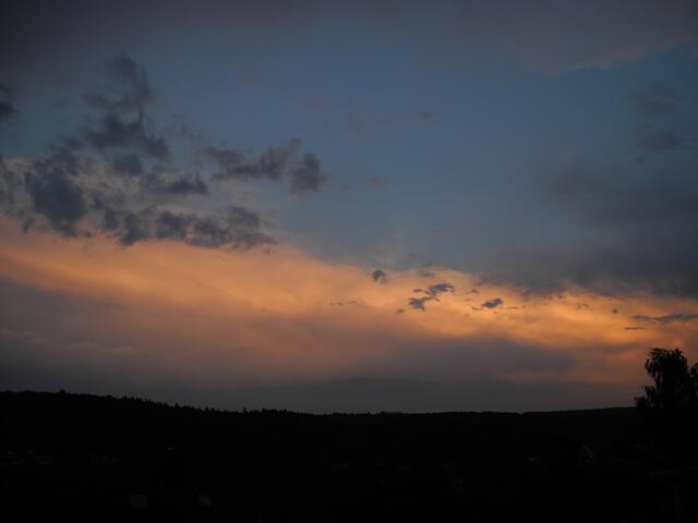 7. Aug. '18; 21:02h; wo anders - dort hinten -  gewittert es sicher