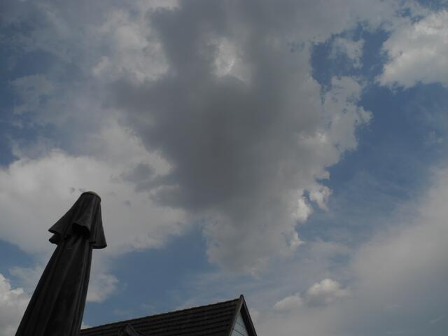 7. Aug. '18; 17:04h ; diese 'Wolke' über mir hatte ein paar Tropfen zuviel im Gepäck