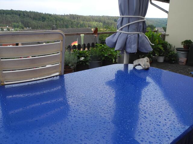 7. Aug. '18; 17:05h; es hat tatsächlich getröpfelt, genau bei mir - hinten am Wald scheint die Sonne auf die Badegäste am Twistesee