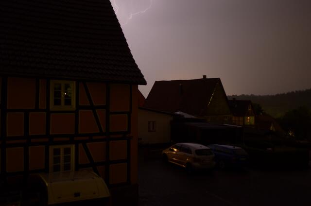 1. Aug. '18; 23:49h; es blitzt und ein wenig regnet es, 5 l/m²
