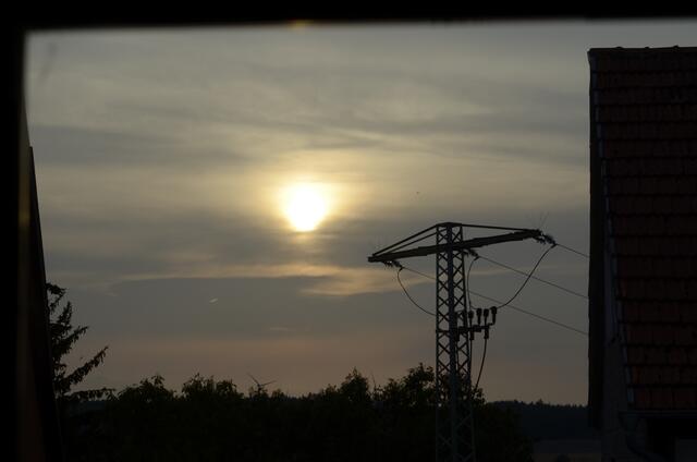 8. Aug. '18; 19:56h - ein ganz seltsames Licht seit dem Nachmittag, als zöge ein Unwetter auf