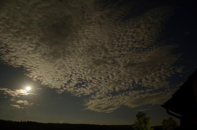 30. Juli '18; 00:08h;  Mond und Mars, er schimmert durch  die Wolkenbällchen