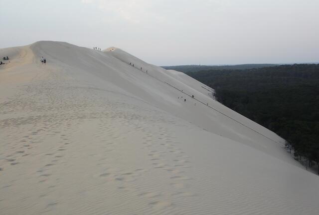 An der französischen Atlantikküste bei Arcachon liegt die größte Wanderdüne Europas, die Düne von Pilat.