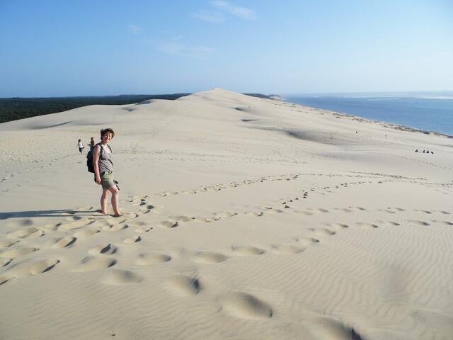 Auf der einen Seite von Kiefernwald, auf der anderen vom Meer begrenzt.