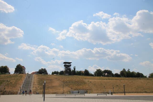 ...unterhalb des Aussichtsturms an der Marina Braunsbedra...