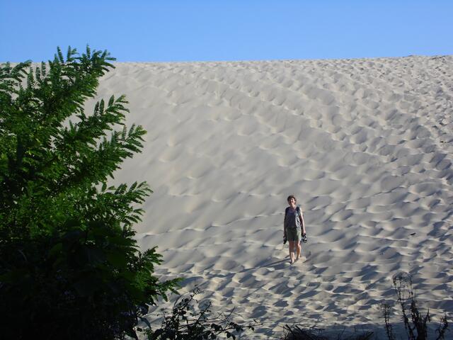 Es macht viel Spaß, durch den tiefen Sand zu laufen. Aber es ist nicht ohne Mühe, die 110 Meter hohe Düne zu erklimmen.