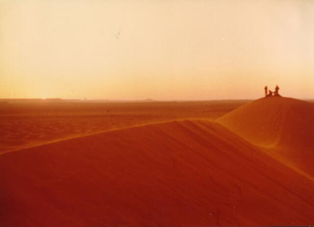 Von einer der höchsten Dünen beobachten wir den Sonnenaufgang über der Algerischen Wüste. Das sind Erlebnisse, die bleibende Eindrücke hinterlassen.