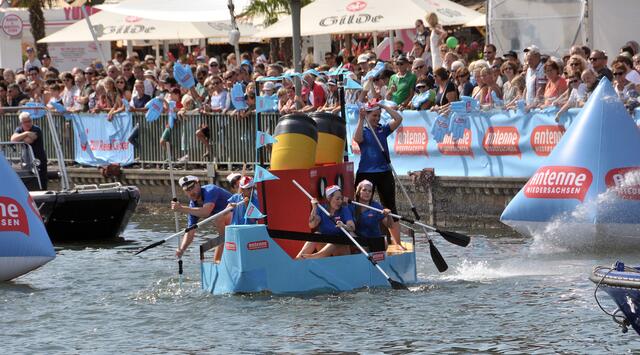 Funbootrennen "Crazy Crossing" auf dem Maschsee.
