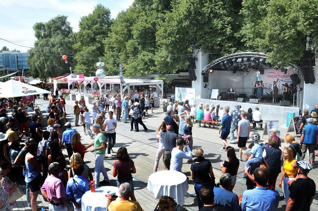 "The Stomping Sugar Group" auf der Bühne am Maschsee-Nordufer.