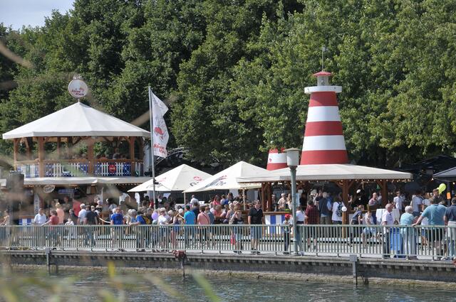 Schon am frühen Nachmittag viel los: Partymeile am Maschsee-Nordufer.